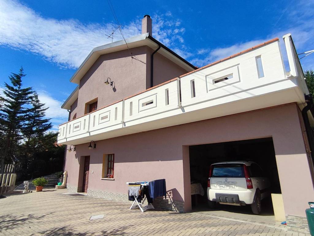 Villa a Penne in Via M. Francia A., 361 - Foto 2