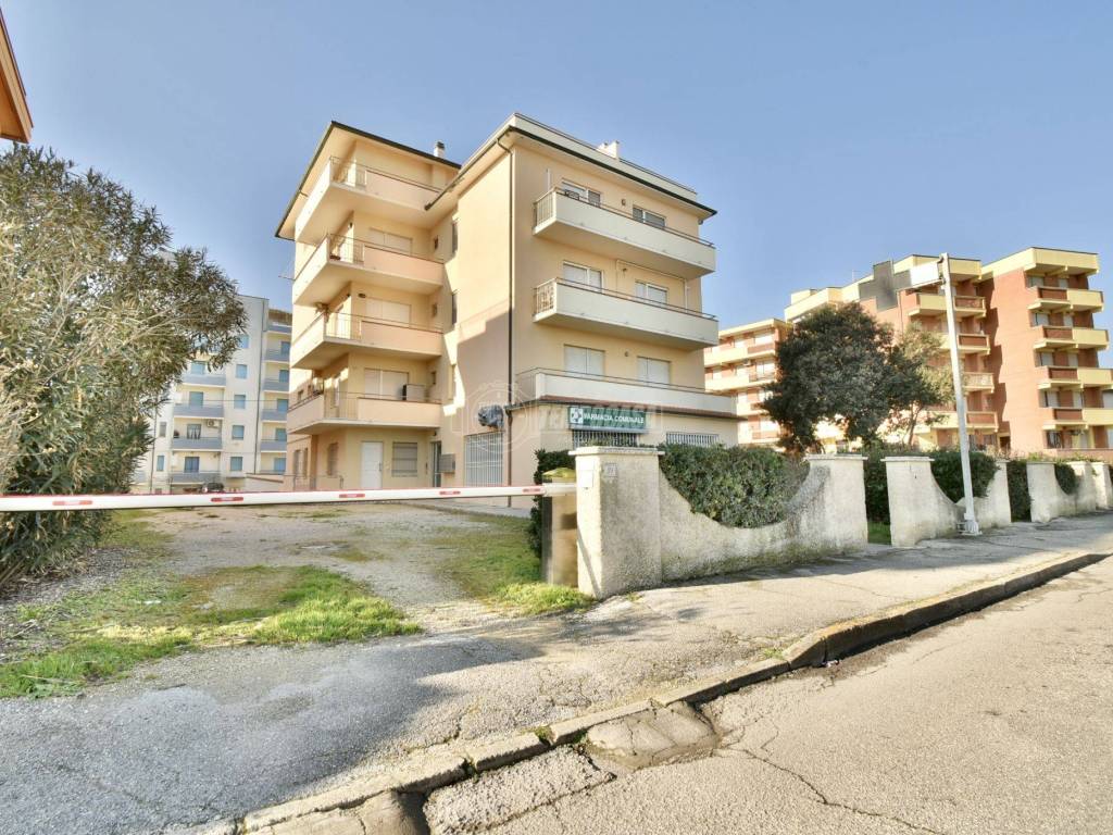Appartamento a Porto recanati in Viale Cristoforo Colombo 41 - Foto 3