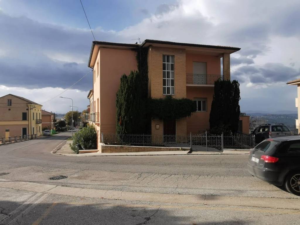 Villa a Montegiorgio in Piazza S.N.C. - Foto 4