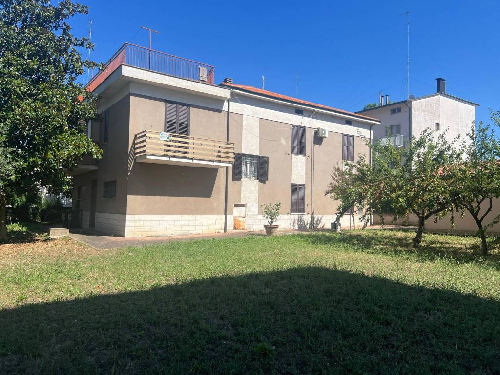 Villa a Chiaravalle in Via Fratelli Rosselli, 90 - Foto 2