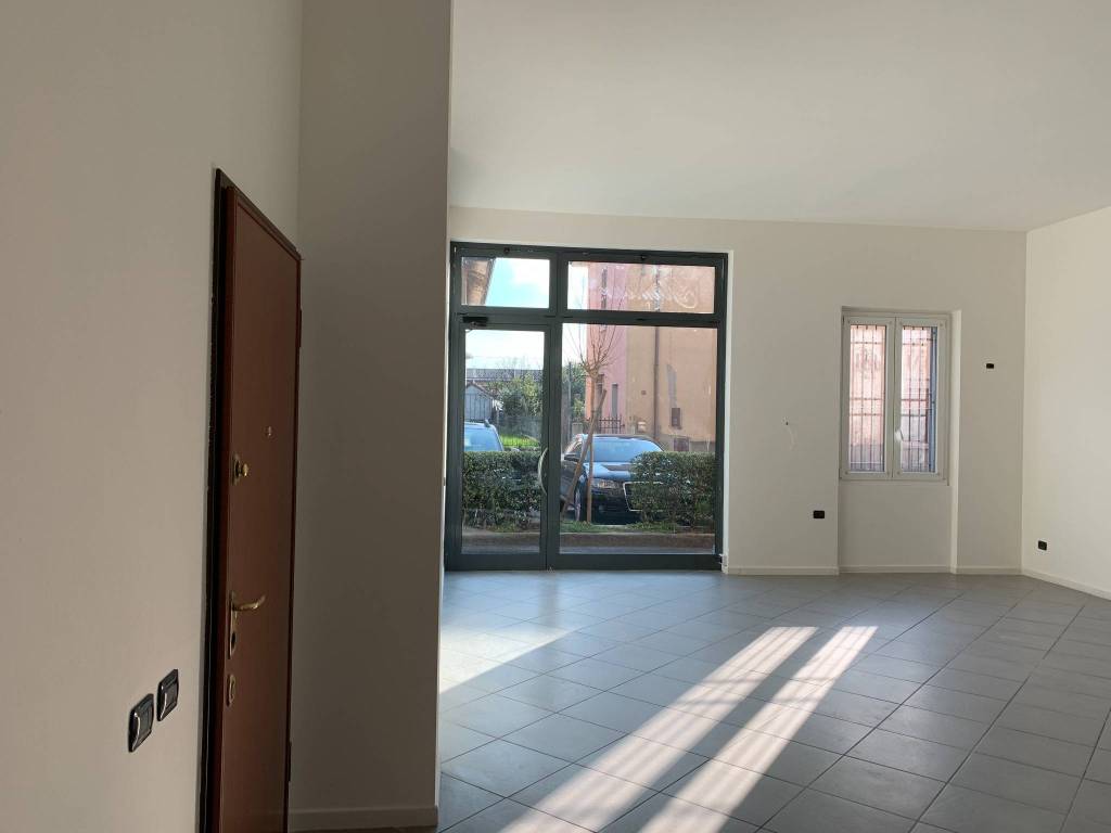 Attività / licenza a Vergiate in Piazza Enrico Baj - Foto 2