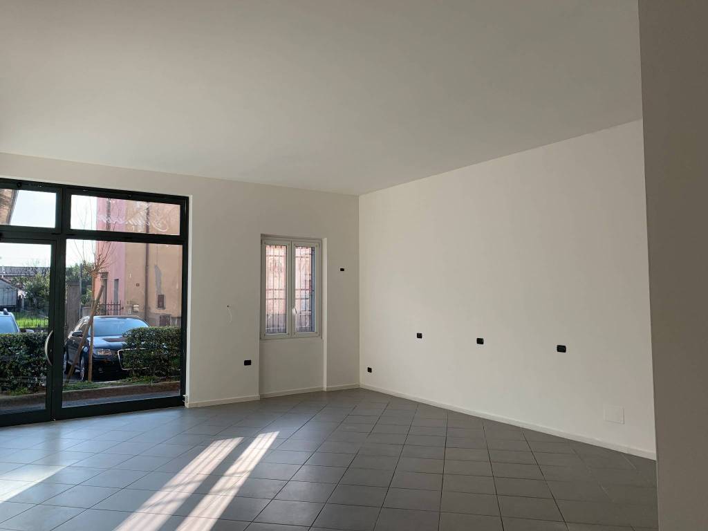 Attività / licenza a Vergiate in Piazza Enrico Baj - Foto 3