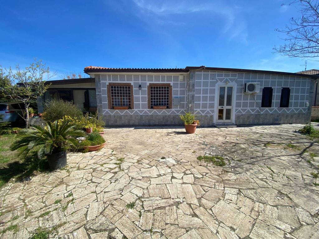 Villa a Aprilia in Via Leonida Bissolati - Foto 2