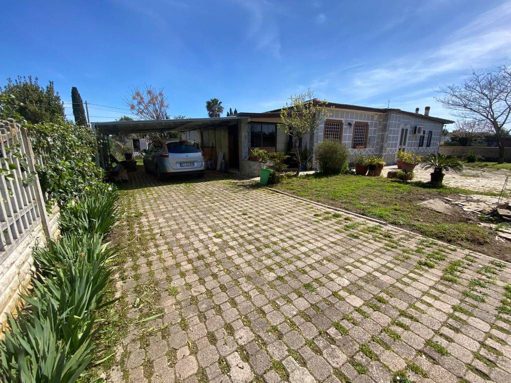 Villa a Aprilia in Via Leonida Bissolati - Foto 3