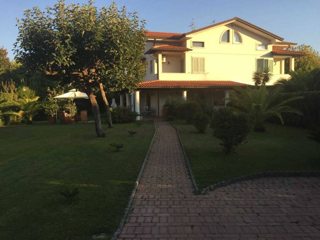 Villa a Forte dei marmi in Via Francesco Carrara - Foto 4