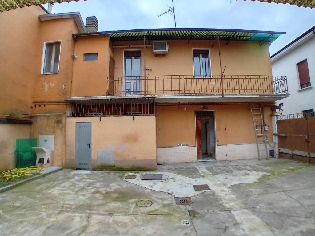 Casa indipendente a Vigevano in Via Gravellona, 155 - Foto 4