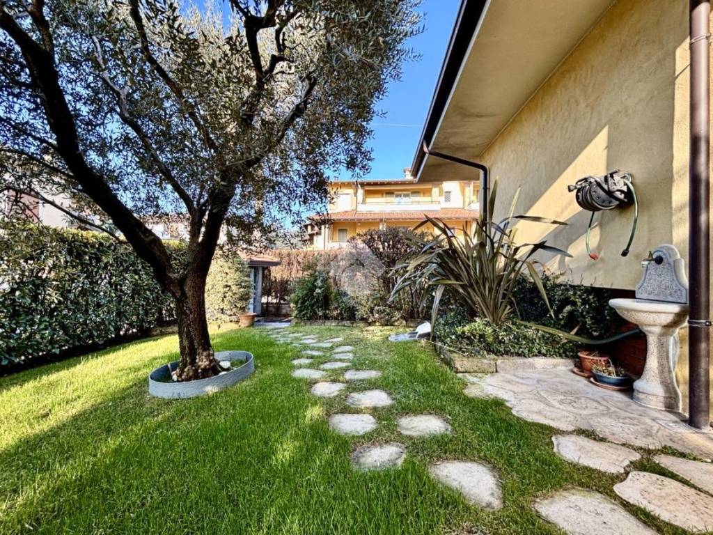 Villa a Castegnato in Via 2 Giugno, 41 - Foto 2