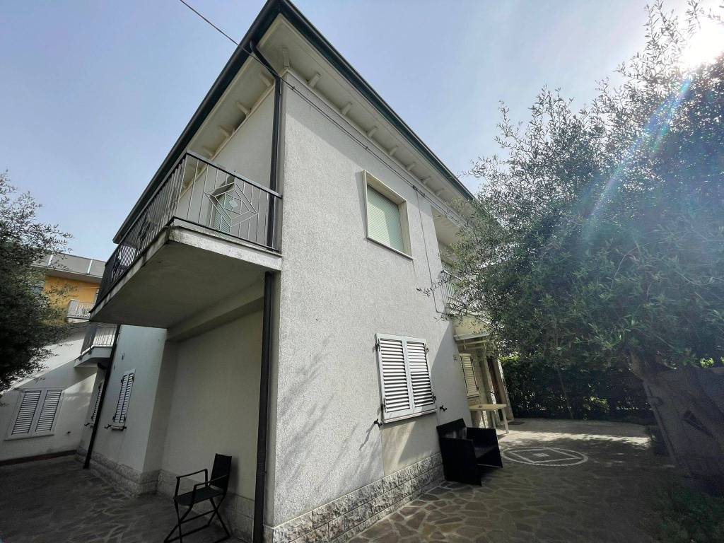 Villa a Riccione in Viale Finale Ligure, 47 - Foto 2