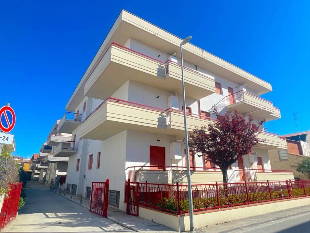 Appartamento a Alba adriatica in Via Emilia, 12 - Foto 2