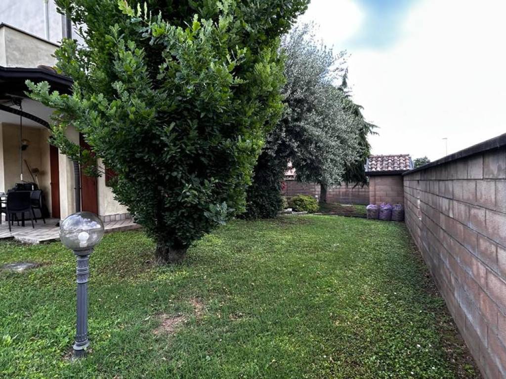 Villa a Gorla minore in Via Adamello, 31 - Foto 2