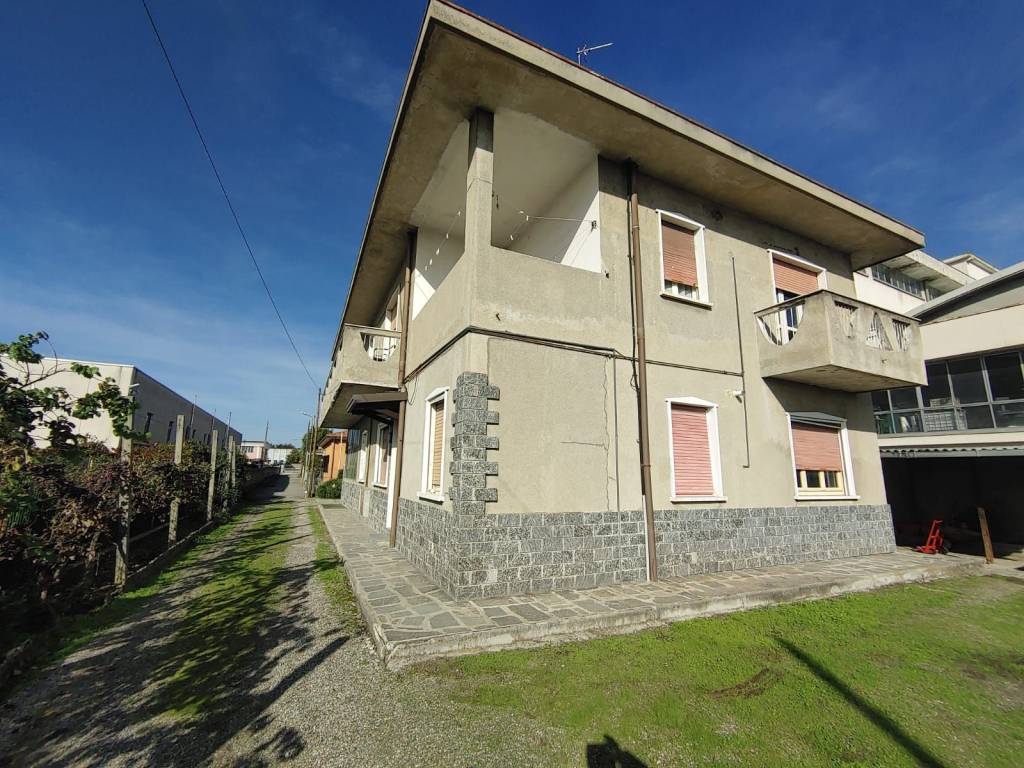 Villa a Cardano al campo in Via Alessandro Volta - Foto 2
