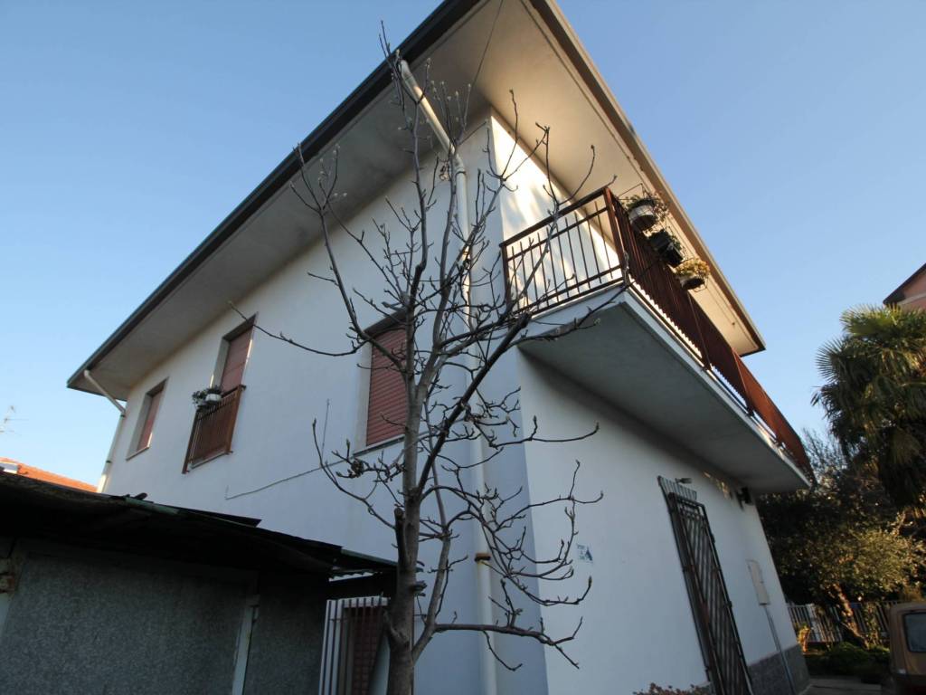 Villa a Gorla minore in Via Aliprandi - Foto 2