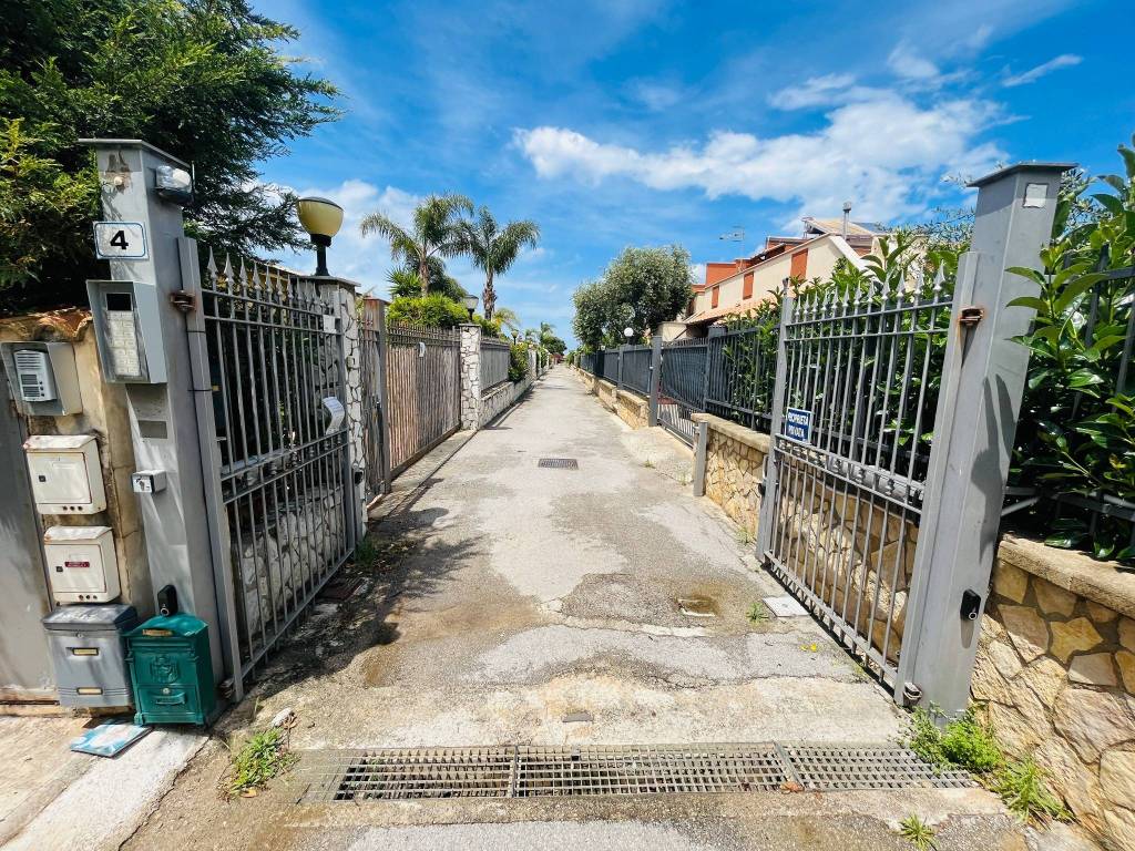 Villa a Campofelice di roccella in Viale Cefalù, 4 - Foto 2