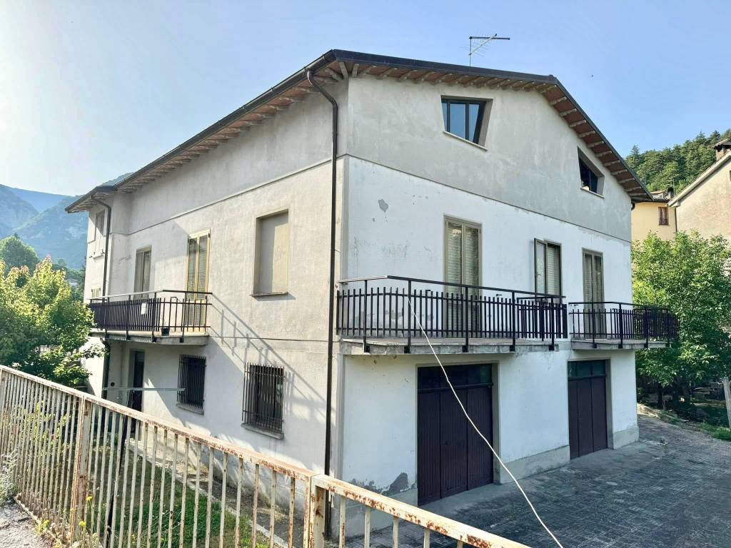 Villa a Gualdo tadino in Via Borgo Valle, 24 - Foto 4
