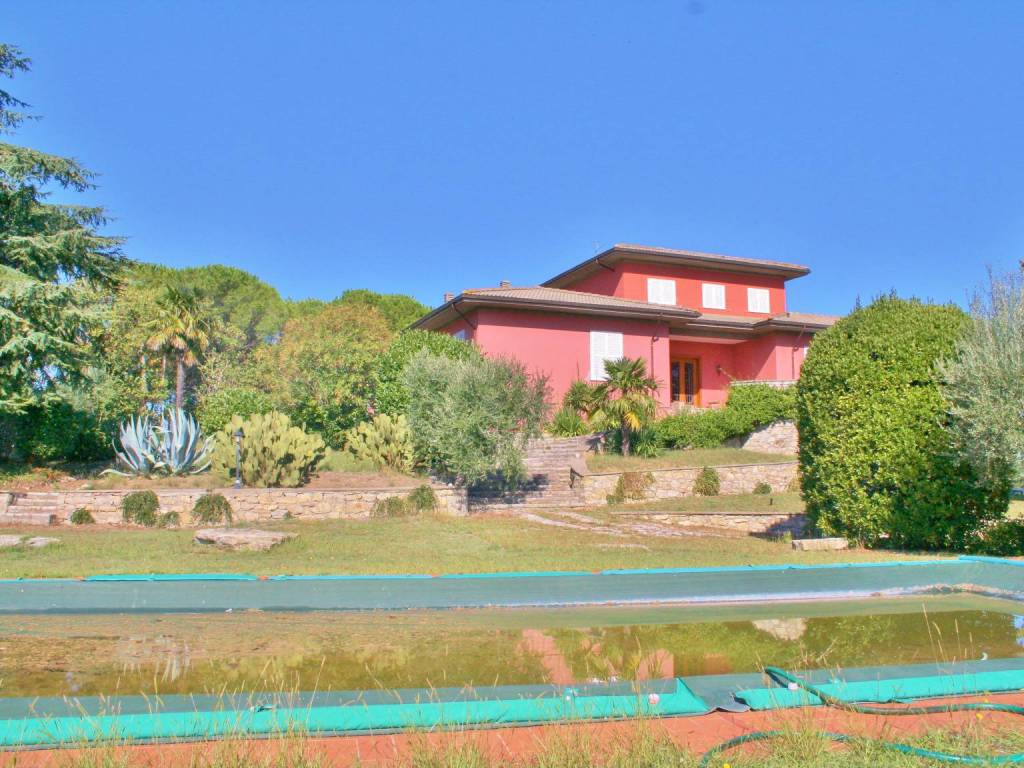 Villa a Castiglione del lago in Via Cristoforo Colombo - Foto 2
