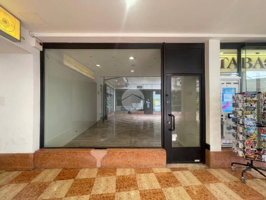 Immobile a Desenzano del garda in Piazza Giacomo Matteotti, 21 - Foto 3