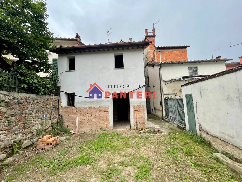 Casa indipendente a Pescia in Via Francesca Vecchia, 16 - Foto 2