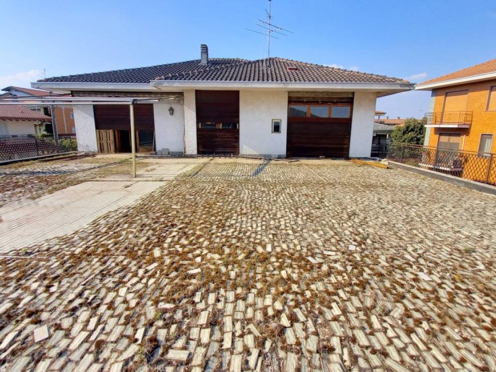 Villa a Oleggio in Corso Giacomo Matteotti, 73 - Foto 3
