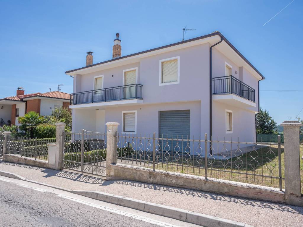 Villa a Montefiore dell'aso in Via Gentile da Montefiore, 96 - Foto 5