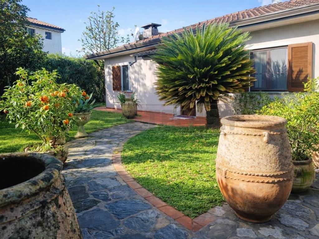 Villa a Pietrasanta in Via Emilio Cecchi, 6 - Foto 2