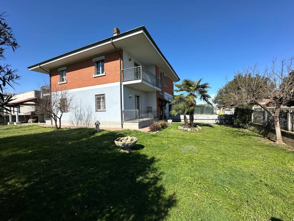 Villa a Crescentino in Via Vercelli, 51 - Foto 2