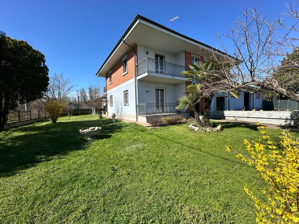 Villa a Crescentino in Via Vercelli, 51 - Foto 3