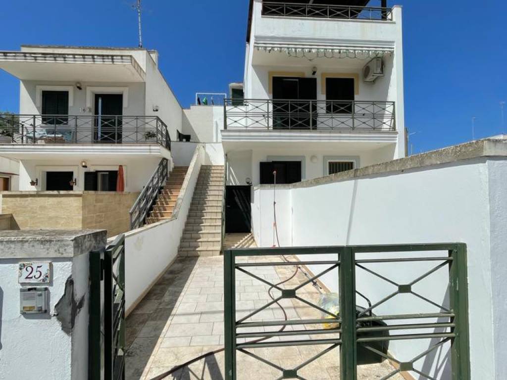 Palazzo / stabile a Castrignano del capo in Via Ugo Foscolo - Foto 2