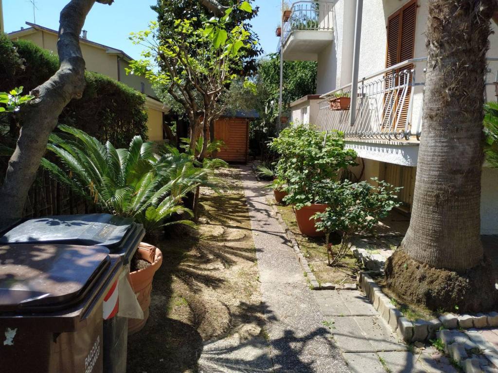 Palazzo / stabile a Alba adriatica in Via Trento, 29 - Foto 2