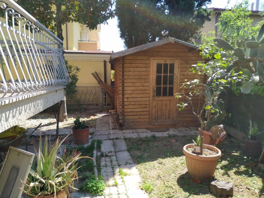 Palazzo / stabile a Alba adriatica in Via Trento, 29 - Foto 3