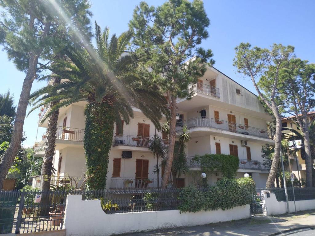 Palazzo / stabile a Alba adriatica in Via Trento, 29 - Foto 4