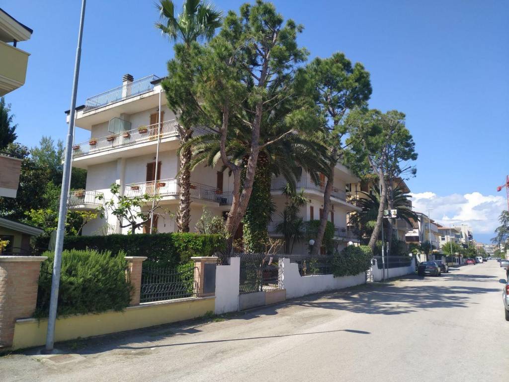 Palazzo / stabile a Alba adriatica in Via Trento, 29 - Foto 5