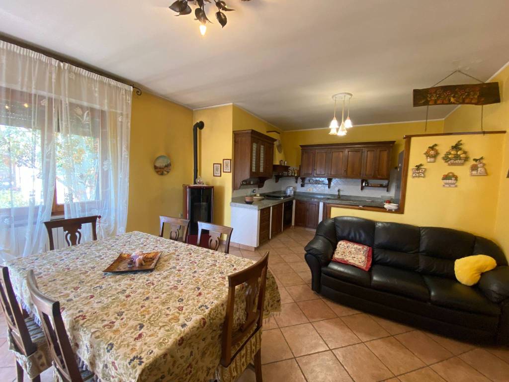 Casa indipendente a Castiglione del lago in Via Chiusi - Foto 4
