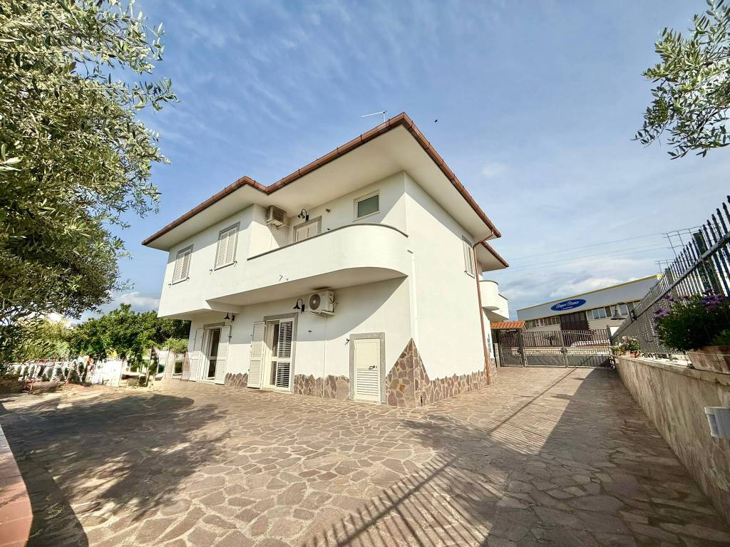Villa a Aprilia in Via Monte Stelvio, 5 - Foto 2
