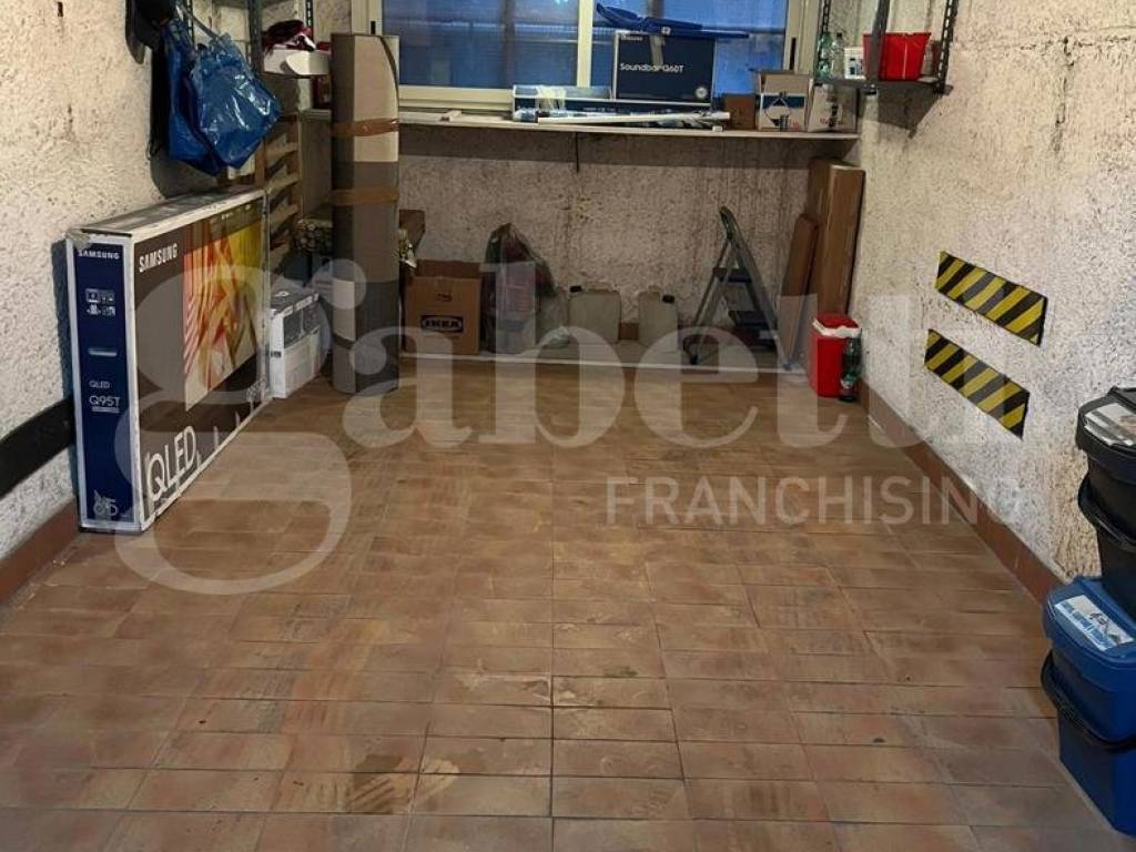 Box / garage a Aprilia in Via Parigi , 21 - Foto 2