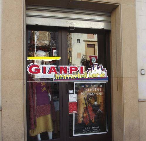 Immobile a Piazza armerina in Piazza Giuseppe Garibaldi 1 - Foto 2
