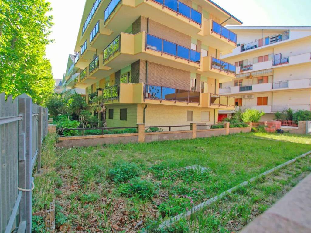 Box / garage a Francavilla al mare in Piazza Tirreno S.N.C. - Foto 3