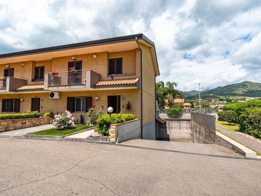 Villetta a schiera a Fiumefreddo di sicilia in Via Ponte Minissale, 47 - Foto 2