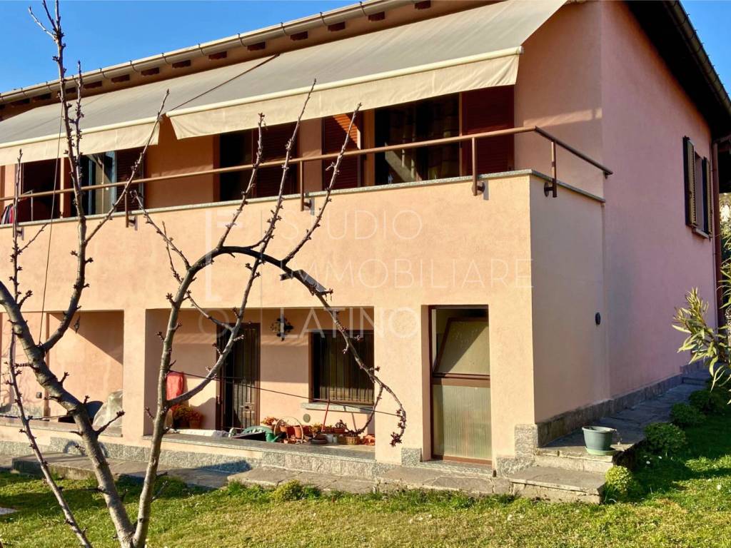 Villa a Sumirago in Via Umberto Locarno, 3 - Foto 2