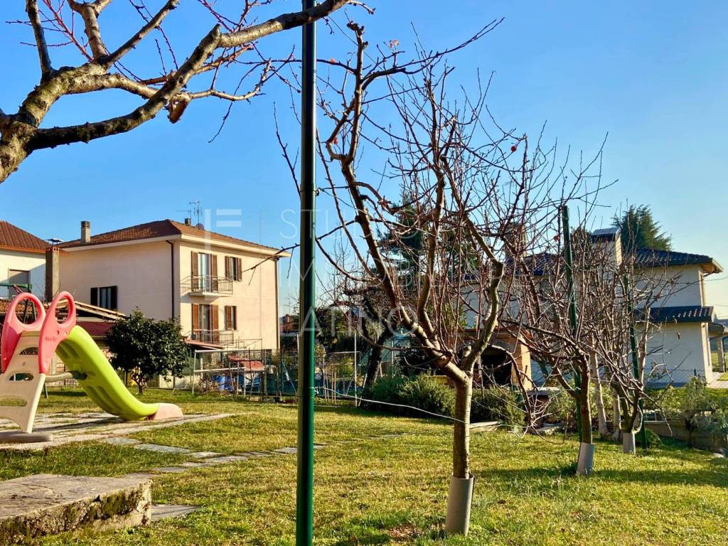 Villa a Sumirago in Via Umberto Locarno, 3 - Foto 4