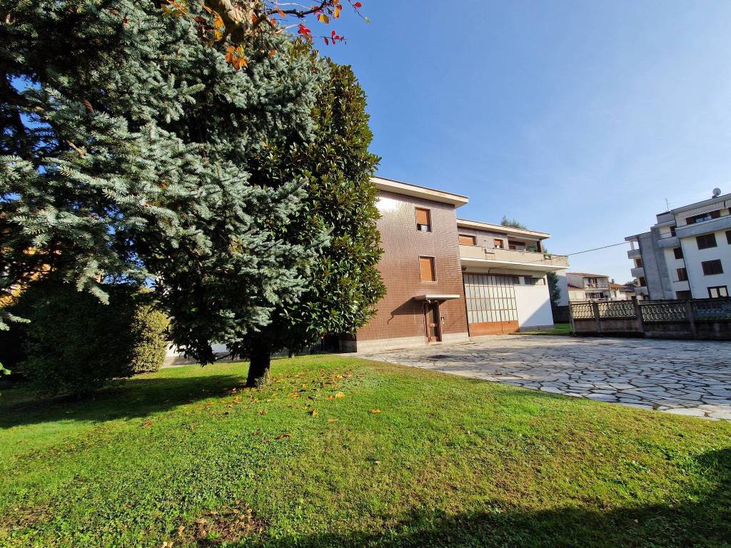 Villa a Cardano al campo in Via P. Grossoni, 12 - Foto 2