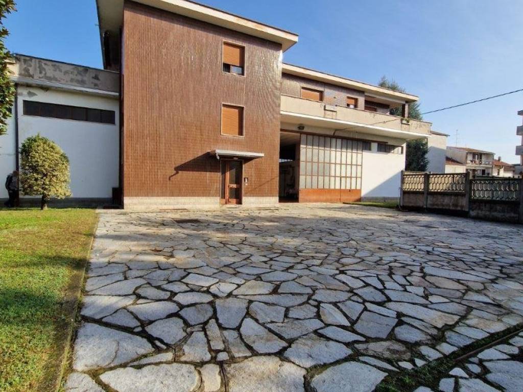 Villa a Cardano al campo in Via P. Grossoni, 12 - Foto 4