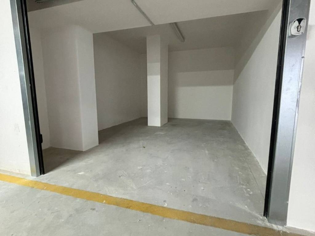 Box / garage a Salerno in Via Raffaele Cantarella, 1 - Foto 2