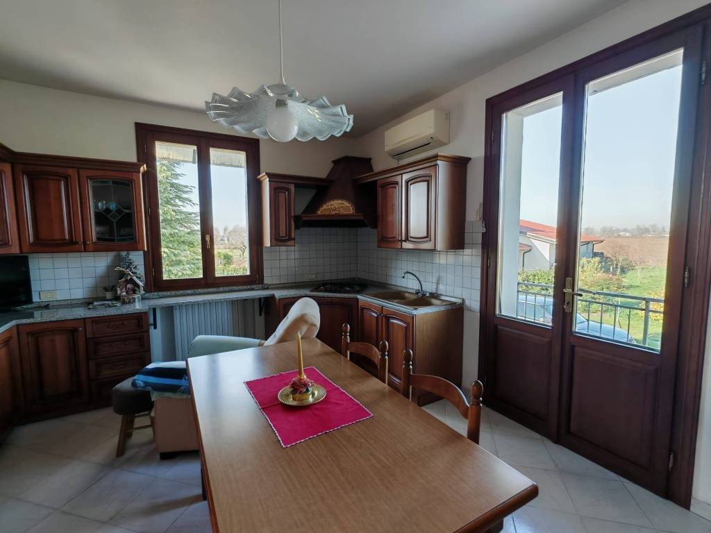 Villa a Bagnolo san vito in Via Camillo Benso di Cavour - Foto 2