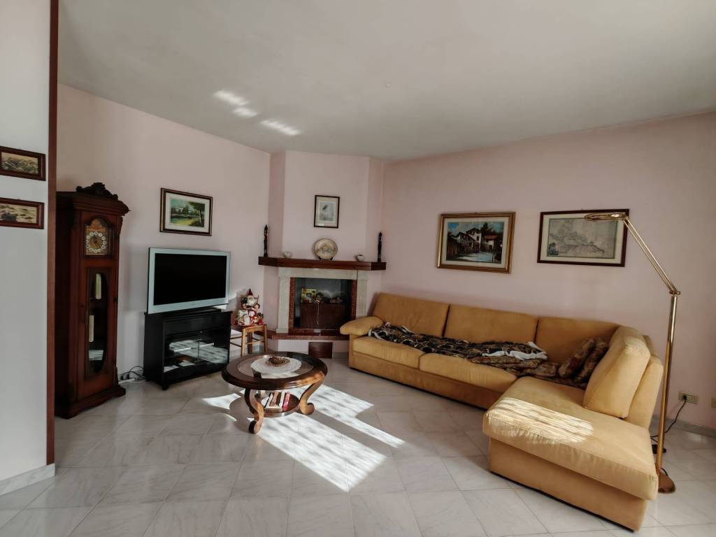 Villa a Bagnolo san vito in Via Camillo Benso di Cavour - Foto 5