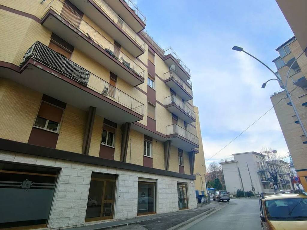 Palazzo / stabile a Chieti in Via Marino da Caramanico, 49 - Foto 2