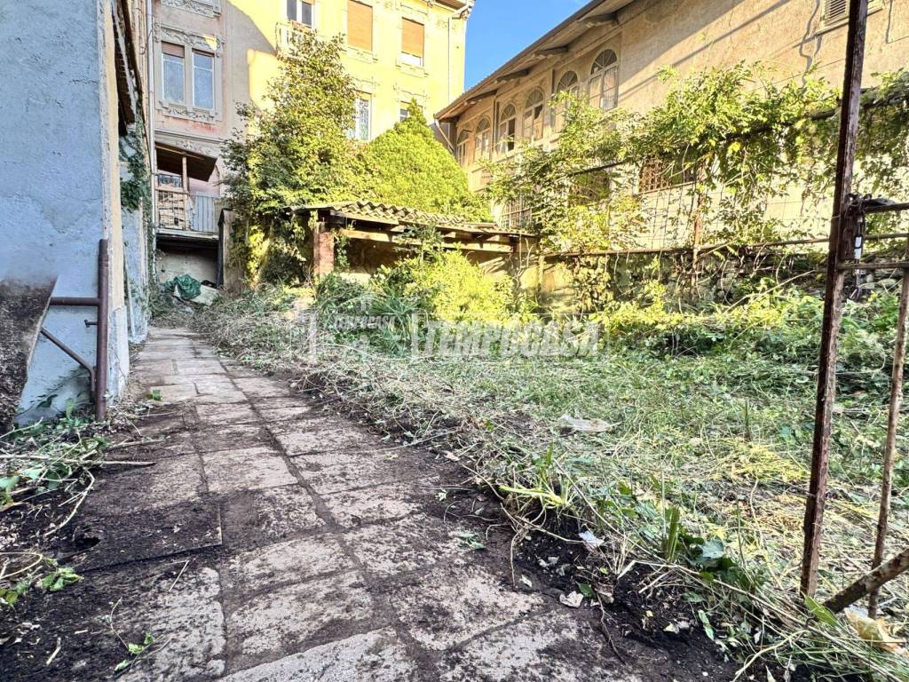 Palazzo / stabile a Biella in Via Santuario D'Oropa - Foto 2