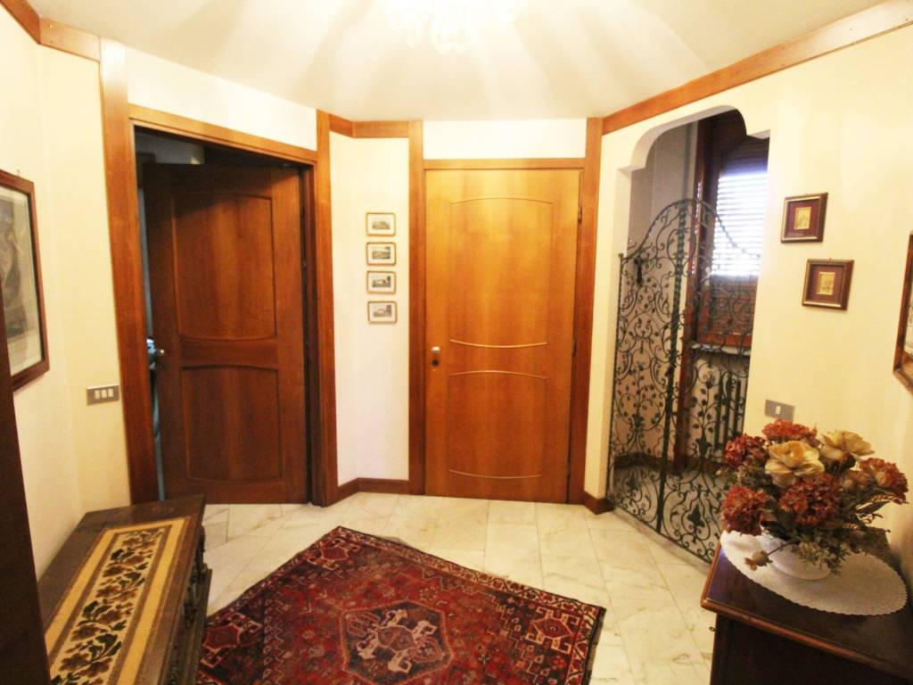 Villa a Gorla minore in Via Roma, 11 - Foto 2