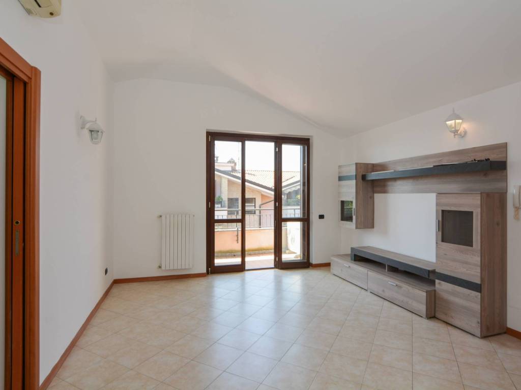 Appartamento a Caronno pertusella in Via Rovigo - Foto 4