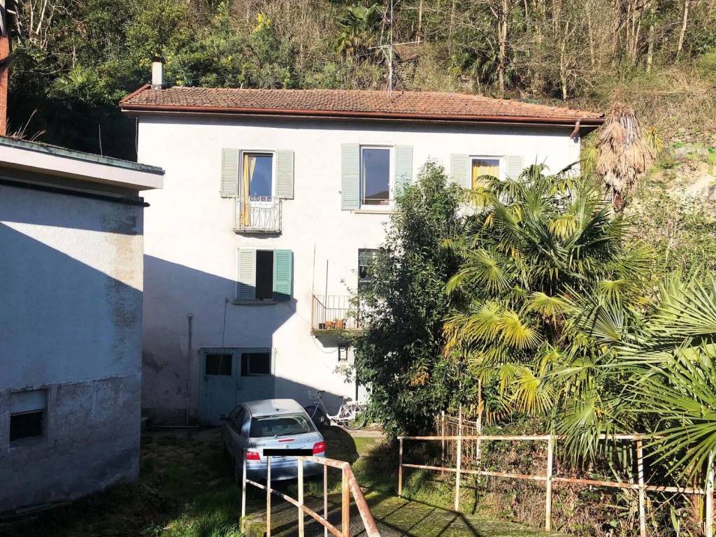 Villa a Cannobio in Strada Statale 34 Del Lago Maggiore, 21 - Foto 3