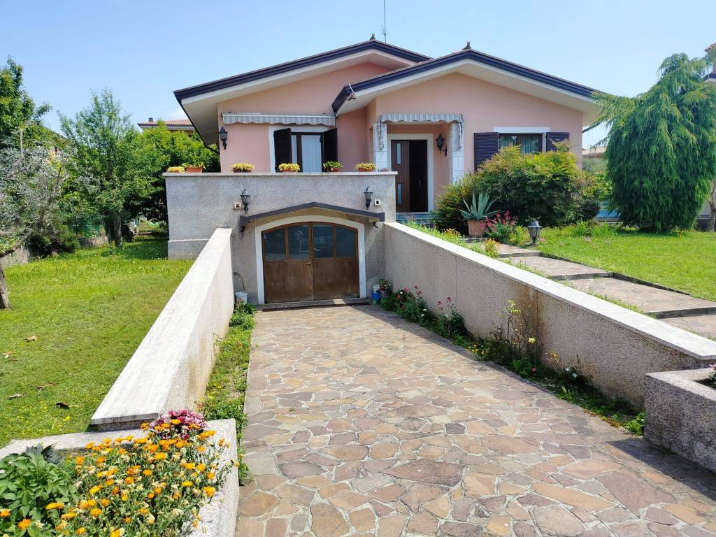 Villa a Castiglione delle stiviere in Via Dante Alighieri - Foto 2